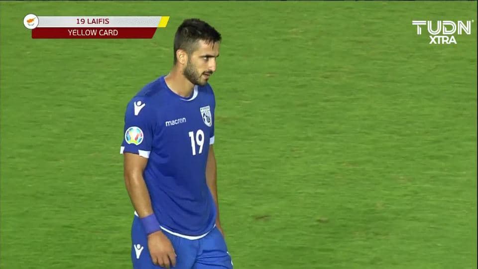 Tarjeta amarilla. El árbitro amonesta a Kostas Laifis de Cyprus