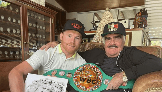 Saúl Álvarez presume foto con su ídolo, Vicente Fernández