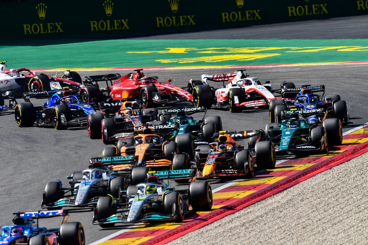 Sergio Pérez logró su podio 22 en Fórmula 1 al terminar segundo en el GP de Bélgica que ganó Max Verstappen; Carlos Sainz de Ferrari fue tercero.