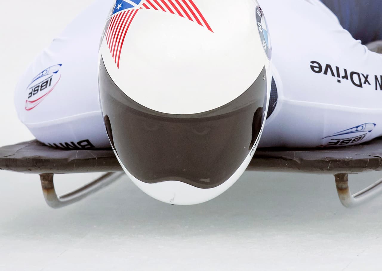 A pesar de lo exigente de esta disciplina, los cascos siempre se convierten en uno de los elementos más llamativos para los no conocedores. Estos tienen un diseño especial que va hasta la barbilla pues el rostro de los pilotos pasa muy cerca del suelo.