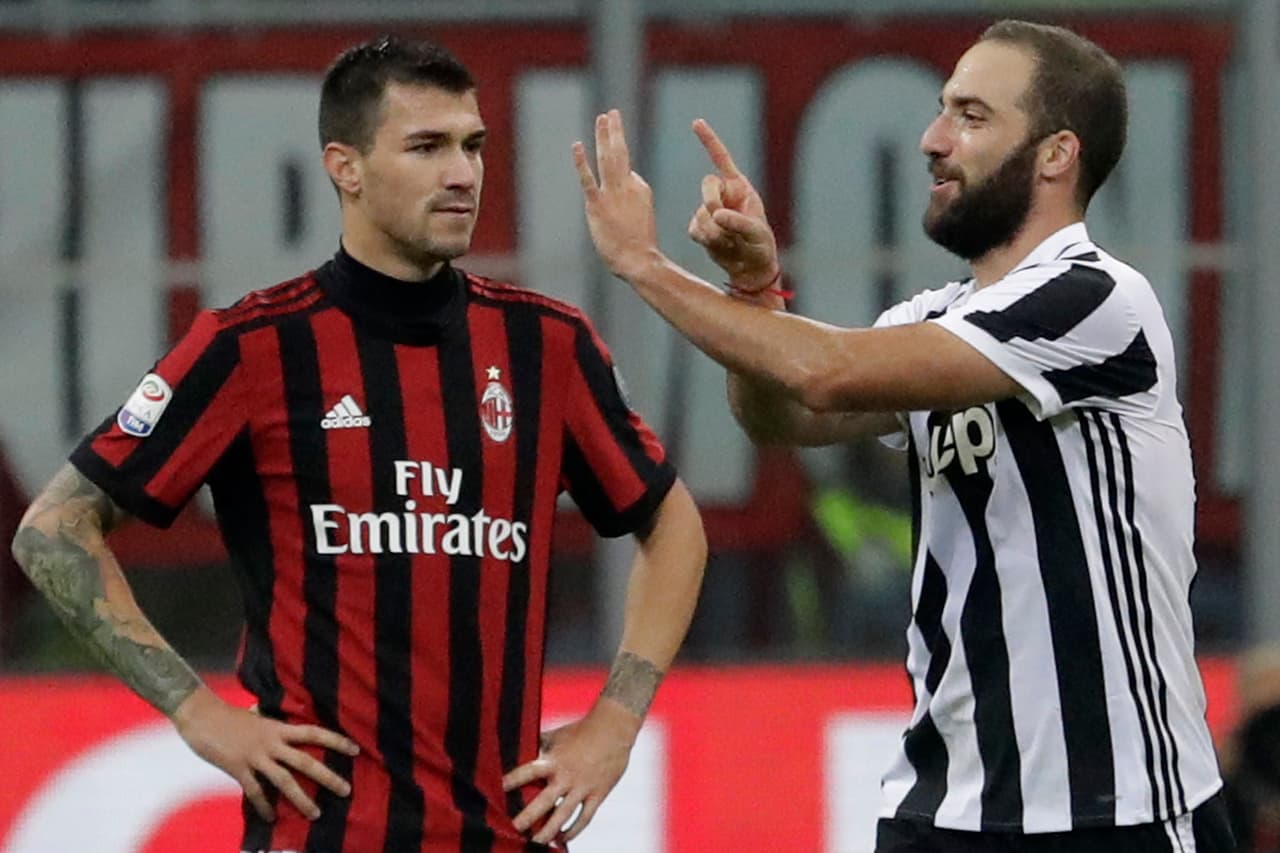 En Italia el costo más alto de las playeras lo comparten Milán y Juventus, ambos con un precio de 90 euros. El promedio de costo para los fanáticos de la Serie A es de 79 euros.