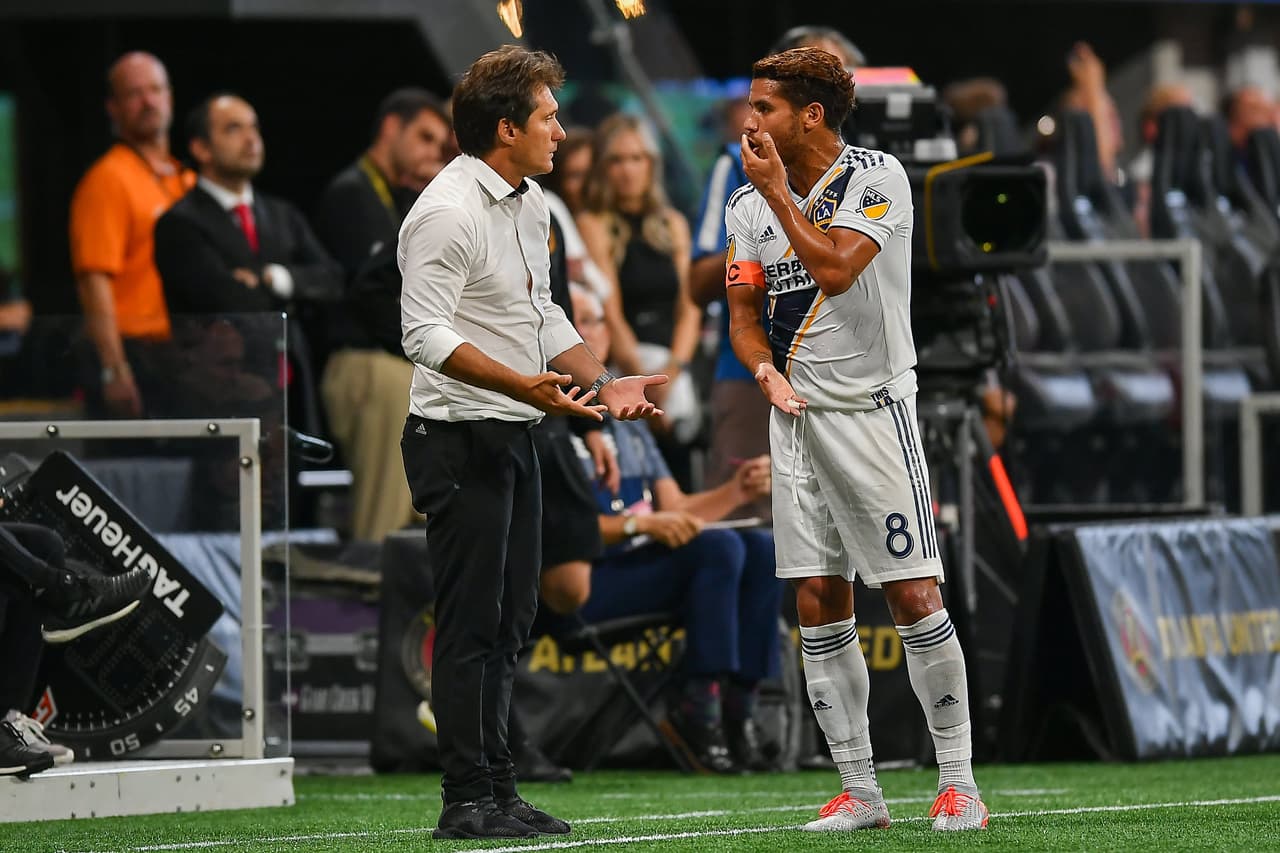 Jonathan Dos Santos recibe indicaciones de Barros Schelotto