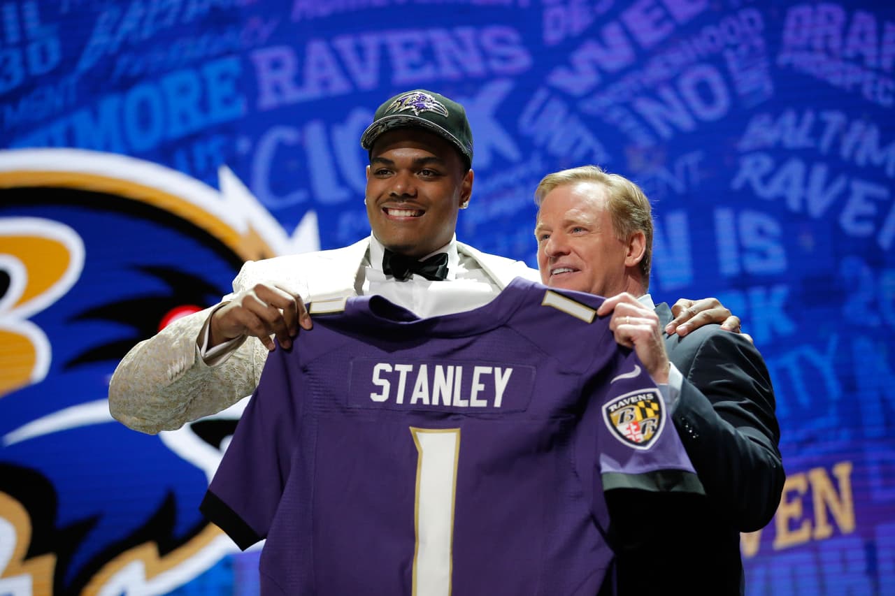 <b>Puesto 18. Ronnie Stanley (fútbol americano)</b>
<br>
<br>Ganancias totales: 47.5 millones de dólares.
<br>
<br>Ganancias en el deporte: 47 millones de dólares.
<br>
<br>Ganancias en patrocinios: 500,000 dólares.
<br>
<br>Los 50 atletas mejor pagados ganaron en conjunto casi 2,800 millones de dólares en los últimos 12 meses. Esto es 16% más que el año pasado, lo que significa un máximo histórico.
<br>