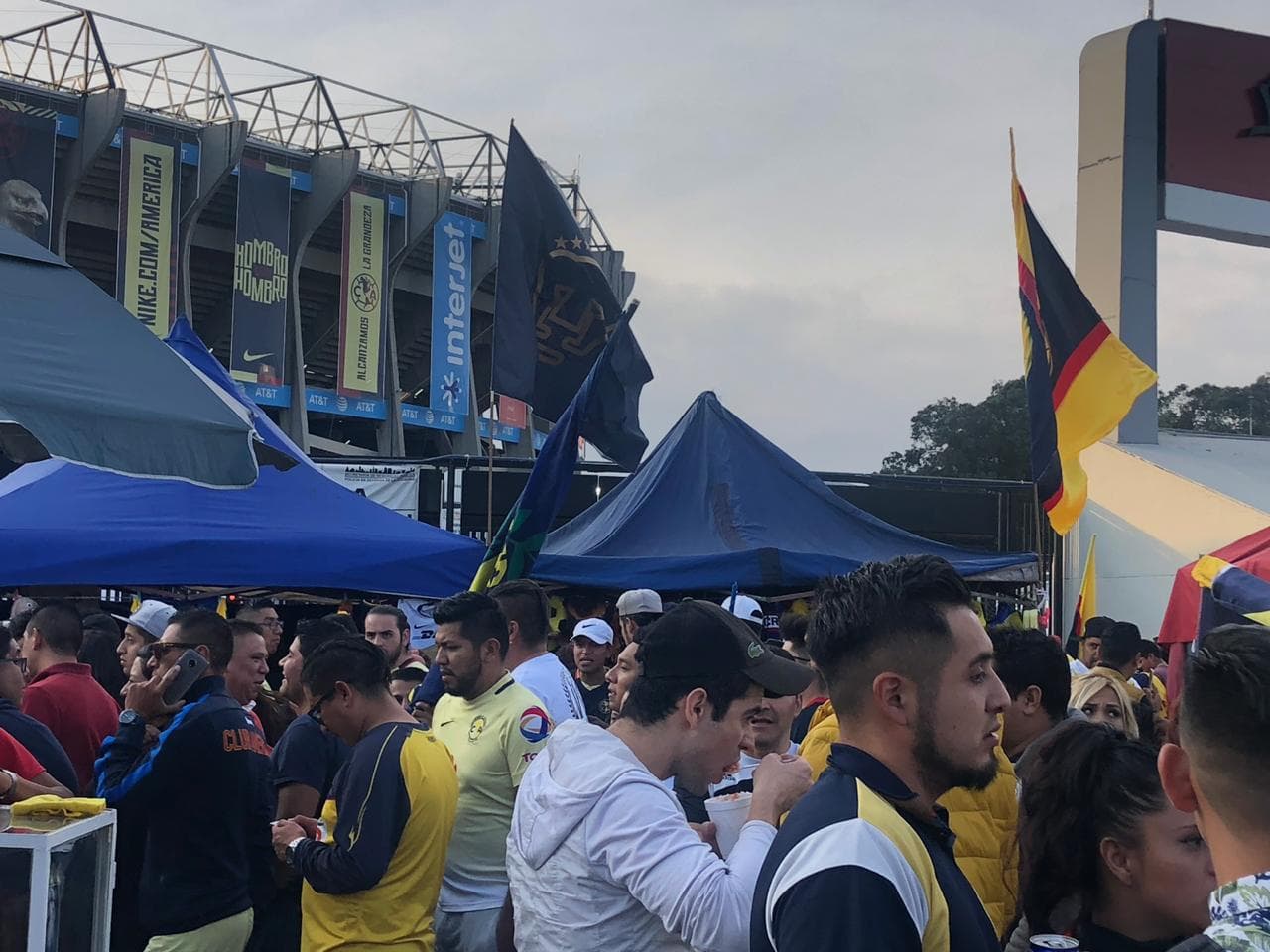 En las afueras del Estadio Azteca los fanáticos vivieron la antesala de la Semifinal entre América y Pumas.