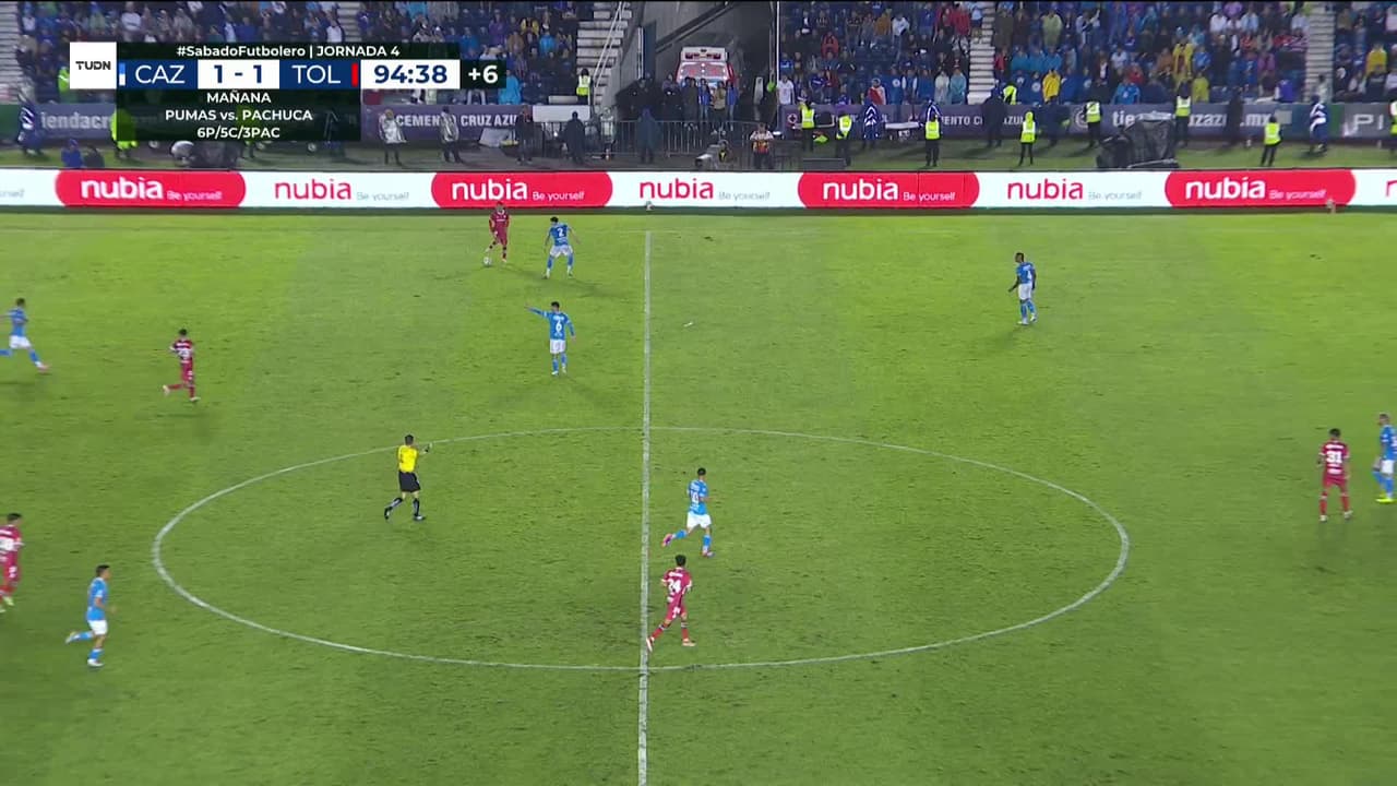 ¡CERCA! Robert Morales disparó que se estrella en el poste.