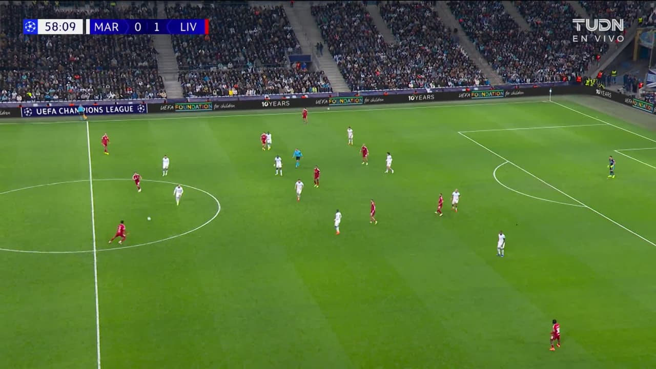 ¡CERCA! Hugo Ekitiké disparó que se estrella en el poste.