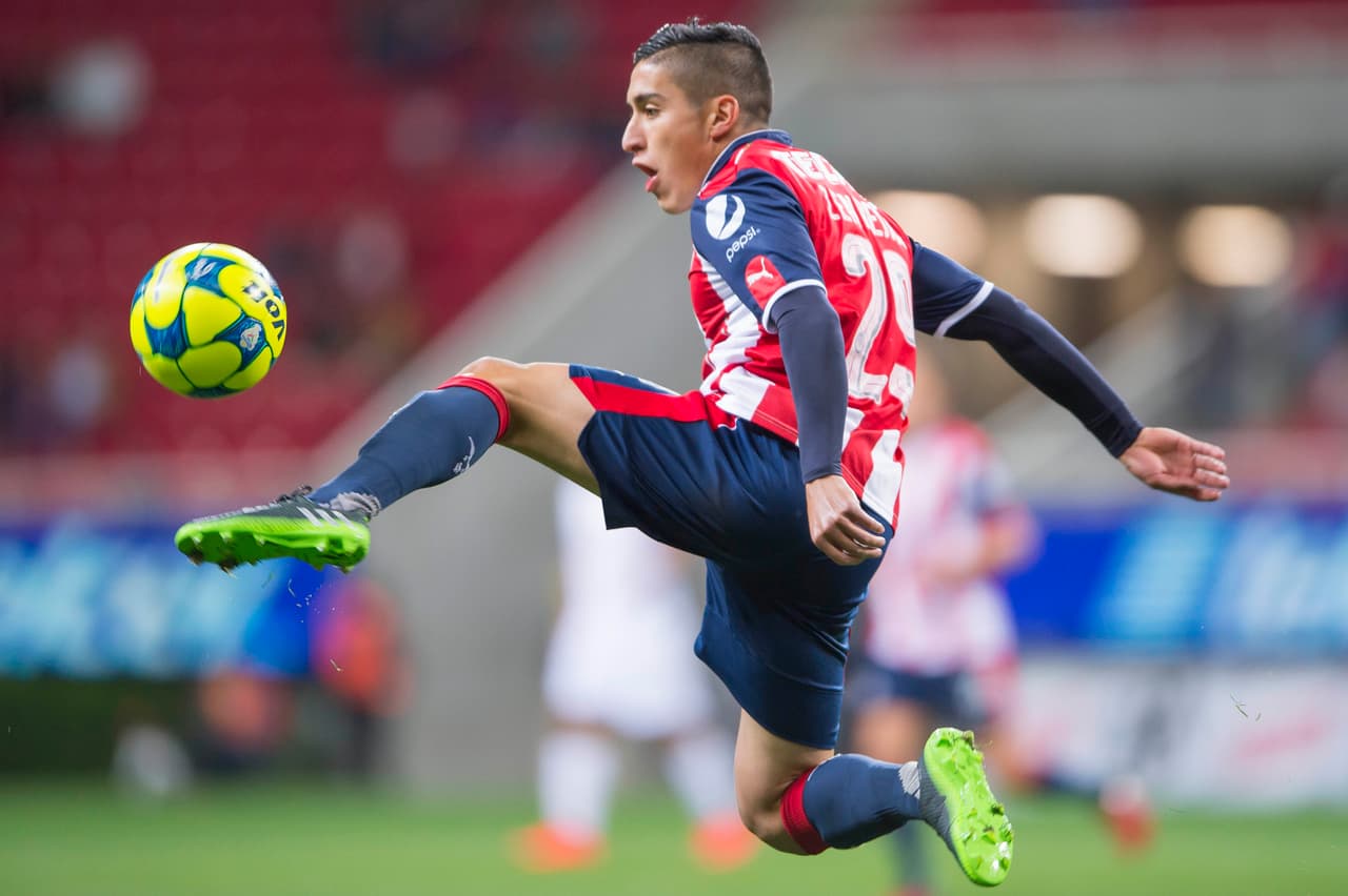 El centrocampista de Chivas, Alejandro Zendejas, fue intervenido quirúrgicamente tras sufrir una lesión en la rodilla izquierda que lo dejó fuera de las canchas de 8-9 meses. Regresaría en junio.