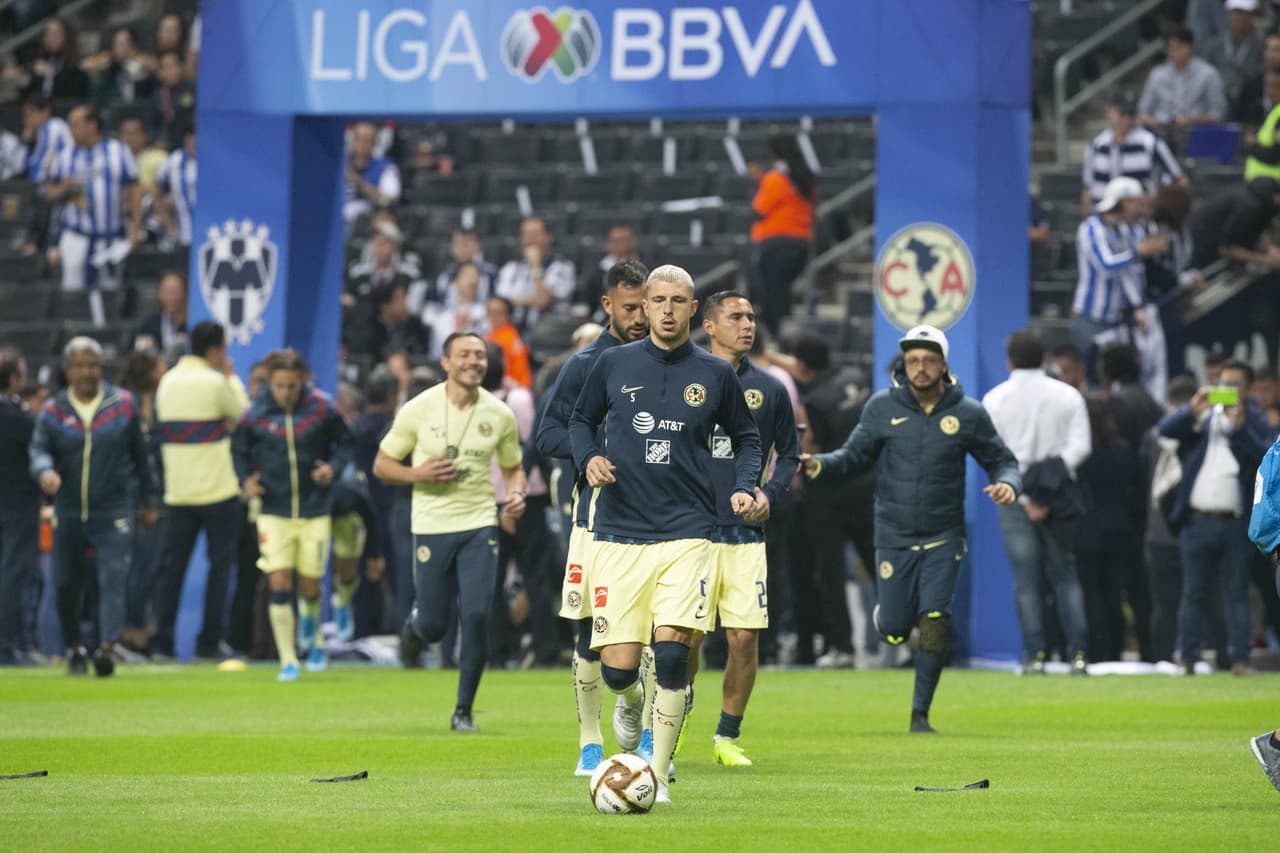 Encabezó la salida para calentar del América en la cancha de Rayados.