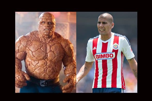 Carlos Salcido la tiene sencilla si decidiera disfrazarse de 'La Mole', con un poco de pinttura color ladrillo y un plumón quedaría muy parecido. (Foto: Twitter)