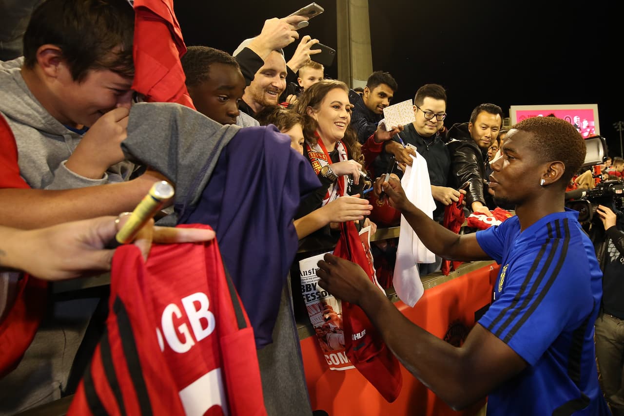 Manchester United entrenó este jueves a puertas abiertas en Perth, Australia, para tener contacto con los cientos de aficionados que llegaron hasta el WACA Ground. Paul Pogba, aún sin definir su futuro, fue uno de los más aclamados tomándose fotos y firmando autógrafos a quienes se lo pidieron. Los Diablos Rojos enfrentarán al Perth Glory y al Leeds United en esta gira por suelo australiano.