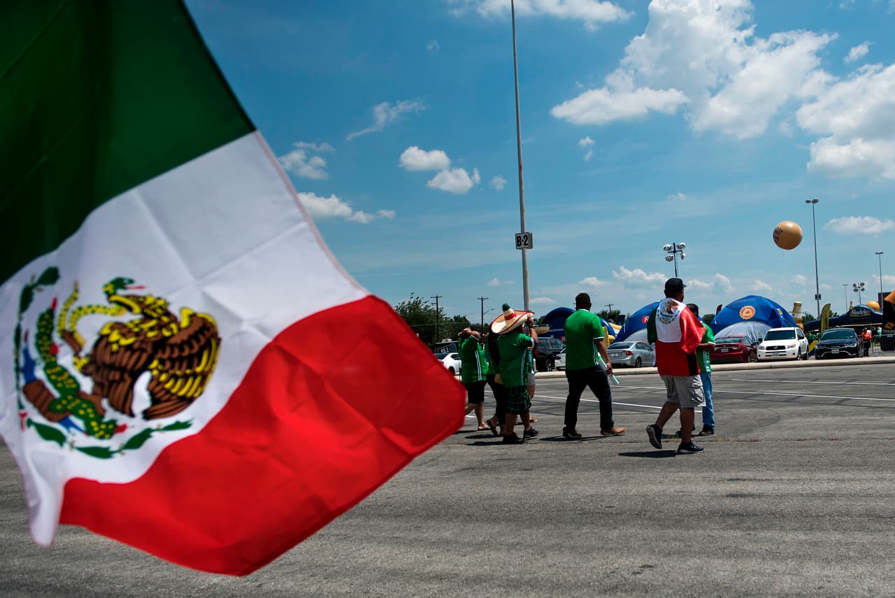 El lábaro patrio, presente en el campo de San Antonio. Siempre detrás de los hombres de verde.