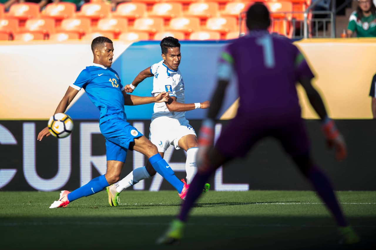 Sin embargo, El Salvador tomó el control del partido con mejor manejo del balón y dominio en las zonas gracias a sus hombres talentosos.