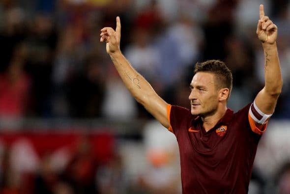 El capitán de la Roma desbancó a nivel clubes europeos a Ryan Giggs quien había tenido el liderato con 37 años y 289 días; Totti anotó ante el CSKA con 38 años y 59 días.