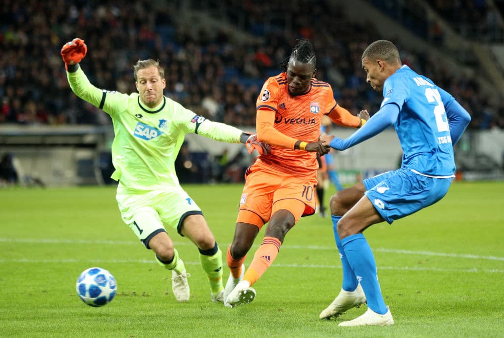 Luego de intercambiar llegadas, el Olympique Lyonnais fue el primero en adelantarse, a los 27 minutos. Un error en la zaga de Kevin Vogt abrió la puerta al primer tanto.
