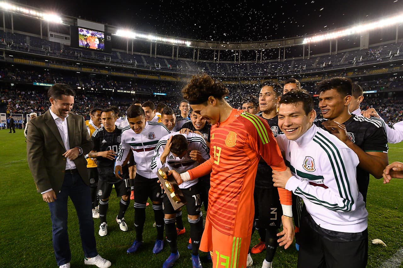 La celebración del 3-1 de México sobre Chile incluyó a los 100 partidos del arquero Memo Ochoa.