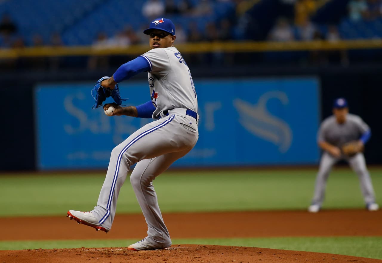 TOR 5 – 2 TB: Marcus Stroman logró la victoria para su equipo tras lanzar 6.1 entradas de una carrera limpia.