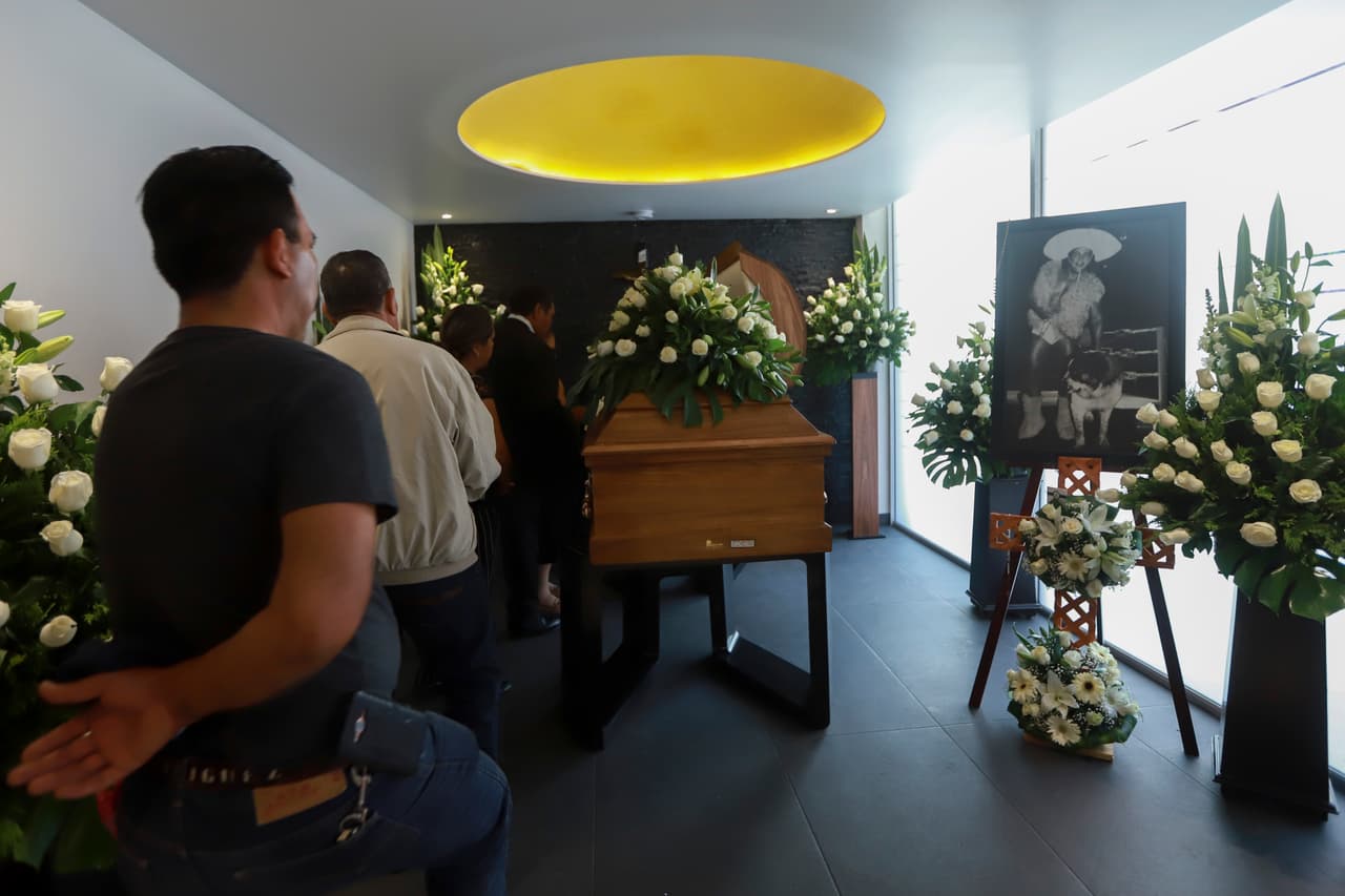 Los seres queridos del ex luchador Pedro "Perro" Aguayo, quien falleció a los 73 años de edad, estuvieron en el funeral de la leyenda de la lucha libre mexicana, celebrado en Gayosso.