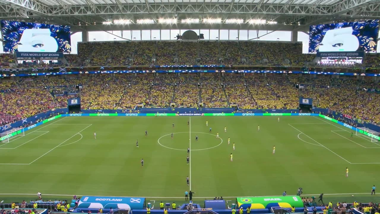 Arranca el partido y la pelota está en juego.