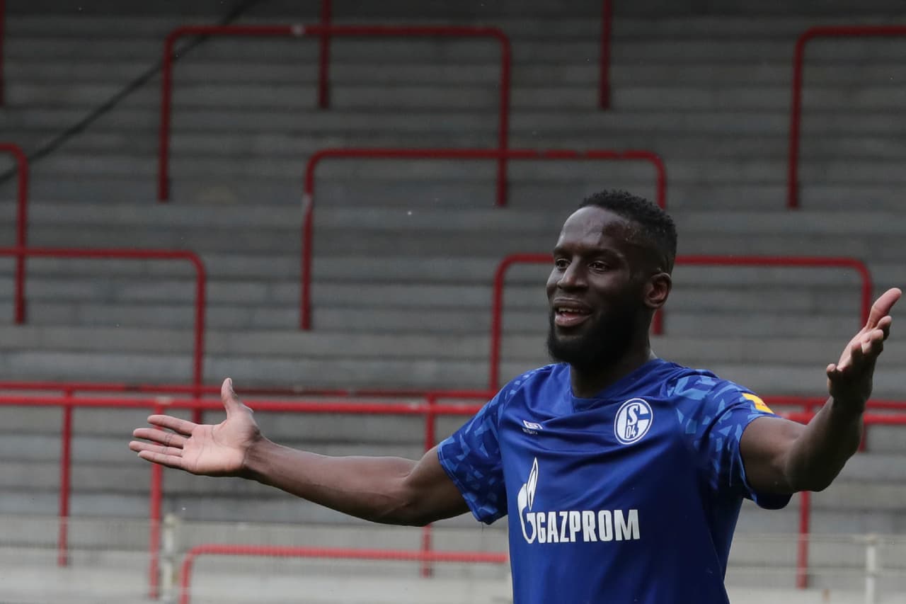 Salif Sané considera injusta una infracción cobrada por el árbitro y se lo hace saber.