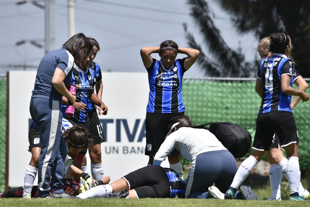 La jugadora fue atendida por el cuerpo médico de Gallos Blancos antes de ser trasladada al hospital.