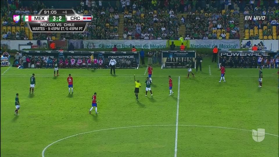 Tarjeta amarilla. El árbitro amonesta a Gerardo Arteaga de Mexico