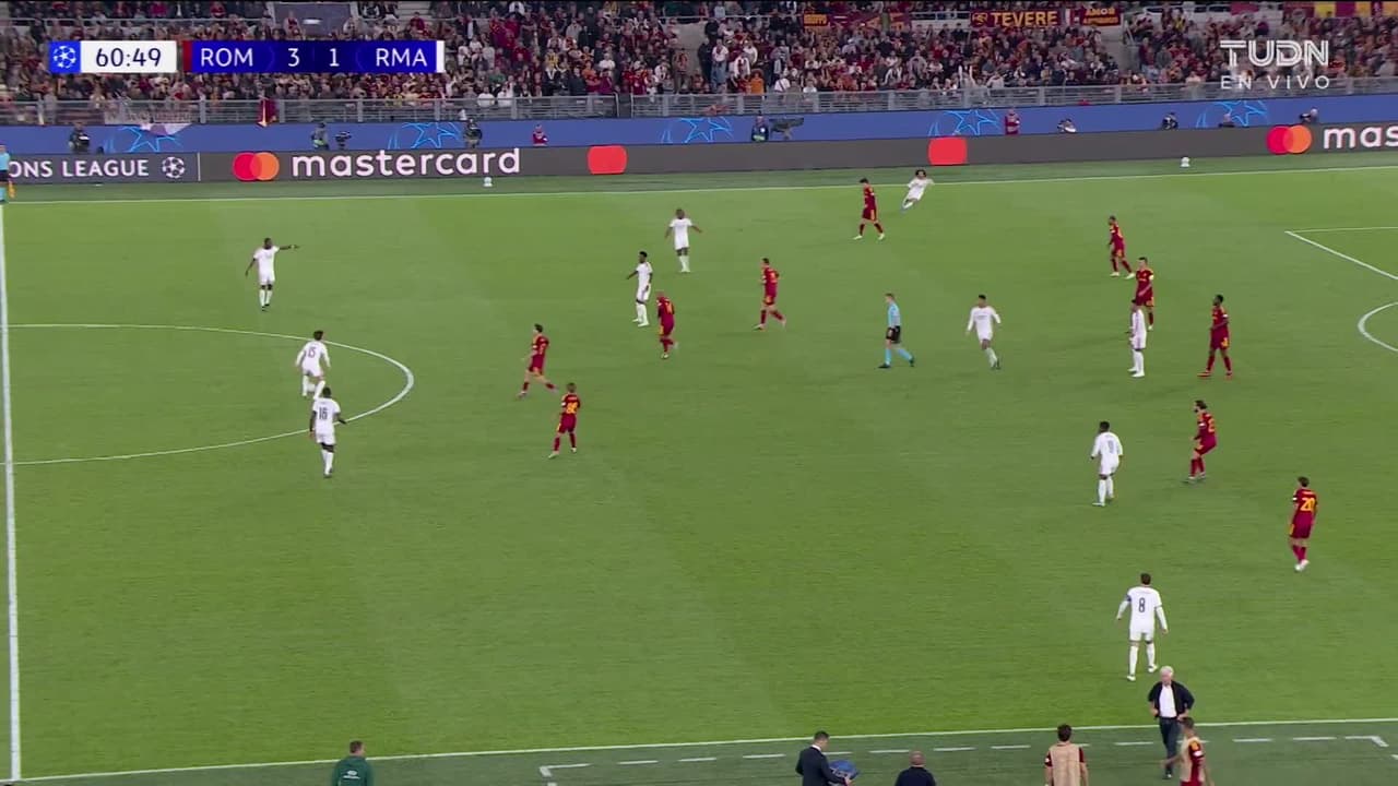 ¡TIRO ATAJADO! disparo por Kylian Mbappé.