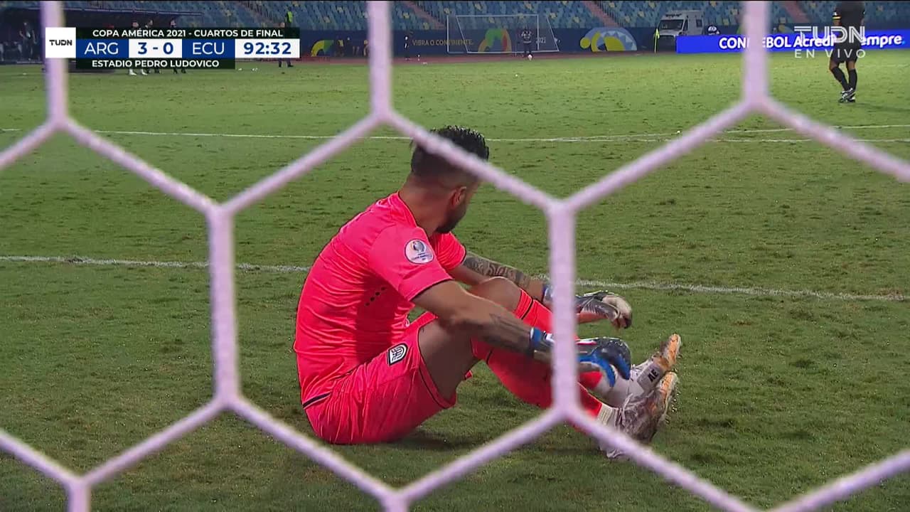 ¡GOL!  anota para Argentina. Lionel Messi