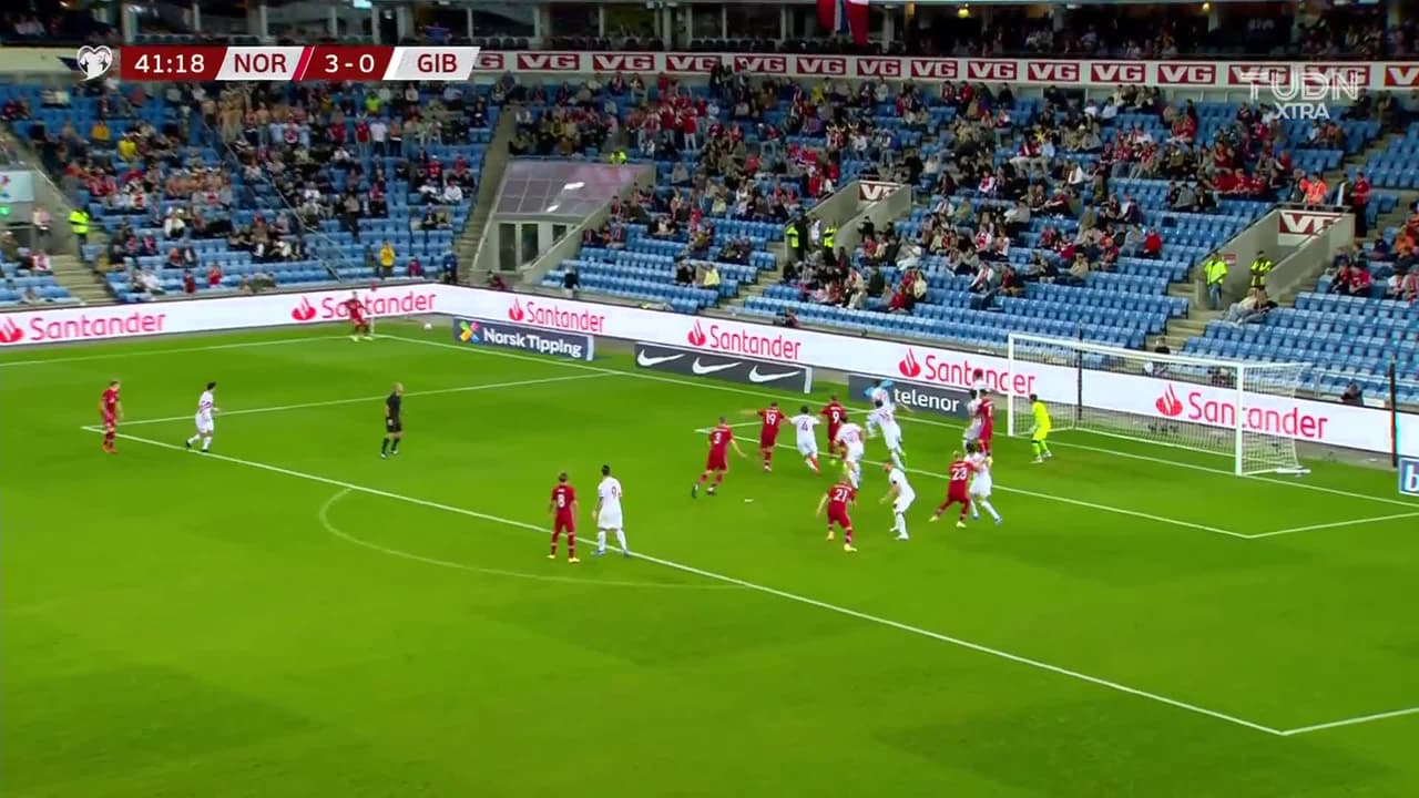 ¡CERCA! Kristian Thorstvedt disparó que se estrella en el poste.