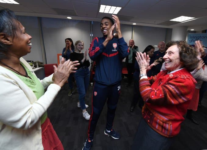 La plantilla Gunner llevó regalos, alegrías y mucha diversión a un grupo de personas del norte de Londres.