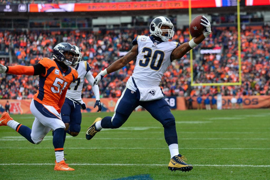 Una vez más la defensa de los Broncos permitió a otro corredor rival superar las 200 yardas. Todd Gurley II tuvo 28 acarreos para 208 yardas y dos touchdowns.