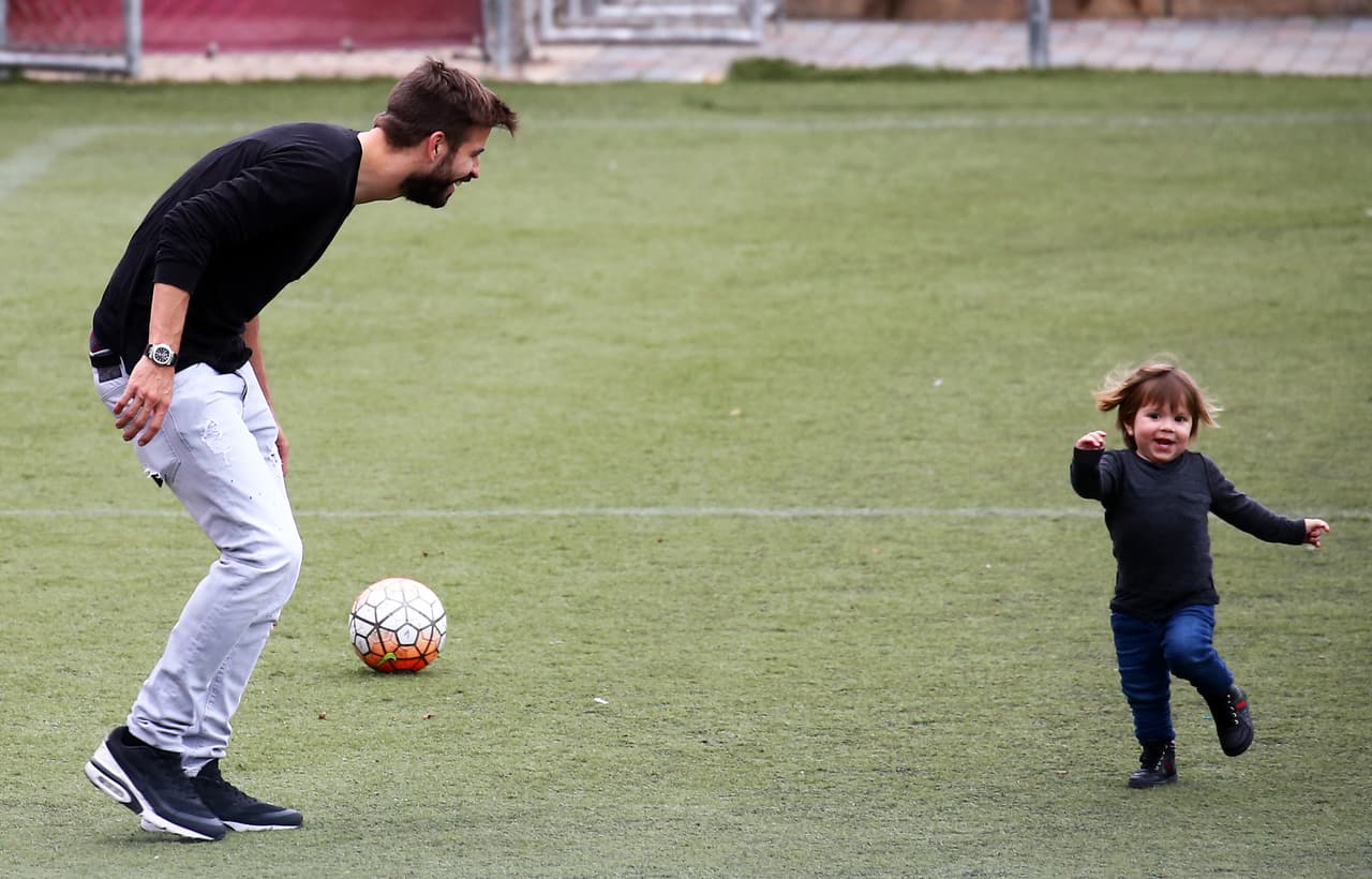 Piqué se puso a lanzarle el balón a su pequeñito.