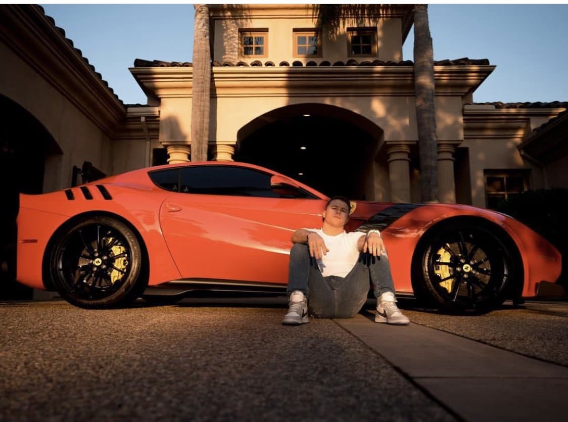como no puede faltar en un coleccionista, el Canelo Álvarez posee un hermoso Ferrari 458.