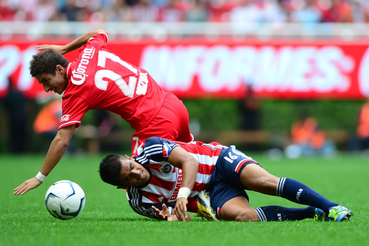 Luego de pasar por las fuerzas básicas de Guadalajara, jugó para el primer equipo en 2010. De hecho, tuvo participación en la Copa Libertadores de 2010.