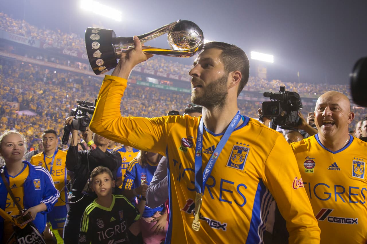 Luego, en el estadio universitario, no marcó en el tiempo de juego pero sí convirtió su turno en la tanda de penales que a la postre erigió a los Tigres como nuevos campeones de la Liga MX.