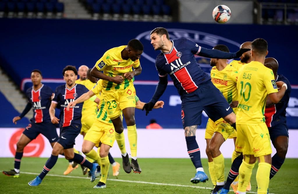 Nantes se lleva la victoria del Parc Des Princes 2-1 ante el Paris Saint-Germain. Los goles de los visitantes corrieron a cargo de Randal Kolo y Moses Simon, mientras que por parte de los parisinos, Julian Draxler hizo el único tanto durante la Jornada 29 de la Ligue 1.