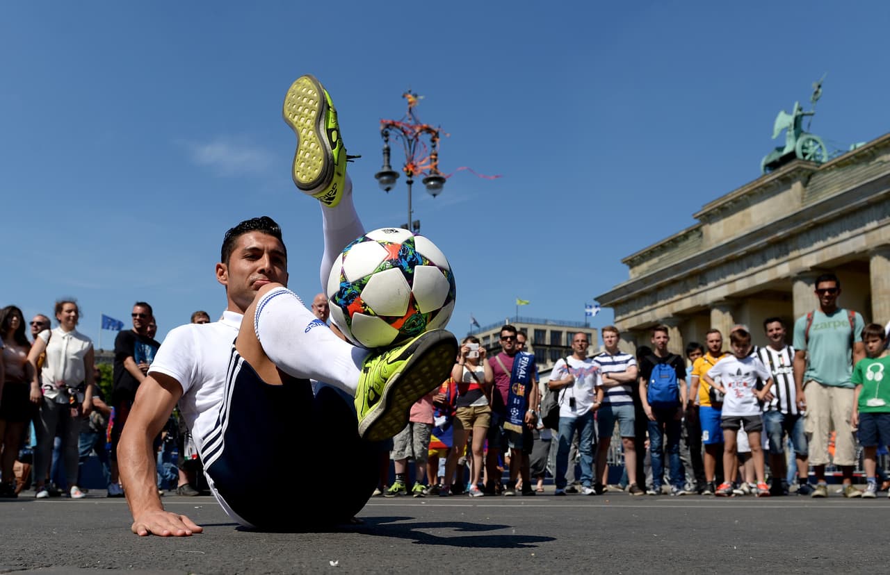 Los aficionados culés y bianconeros ya esperan ansiosos el inicio del encuentro entre italianos y españoles para definir al próximo Campeón de la Champions.