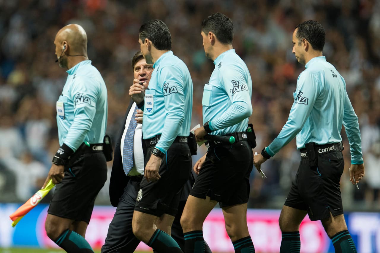 Al final del encuentro, Miguel Herrera reclamó fuertemente el pésimo estado del área donde se ejecutaron los penales.