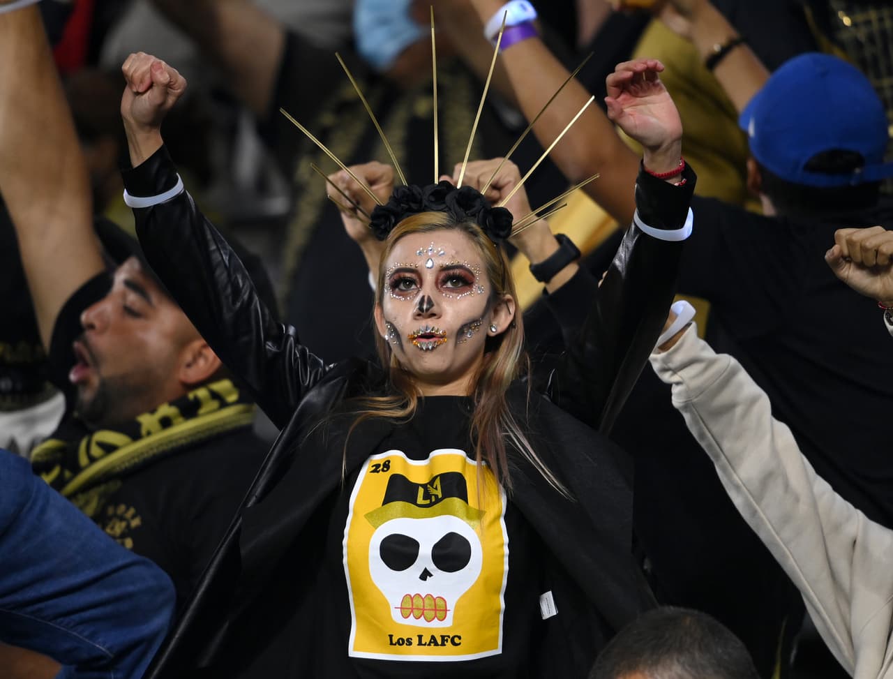 La afición del conjunto angelino conmemoró el Día de Muertos durante el encuentro del martes.
<br>