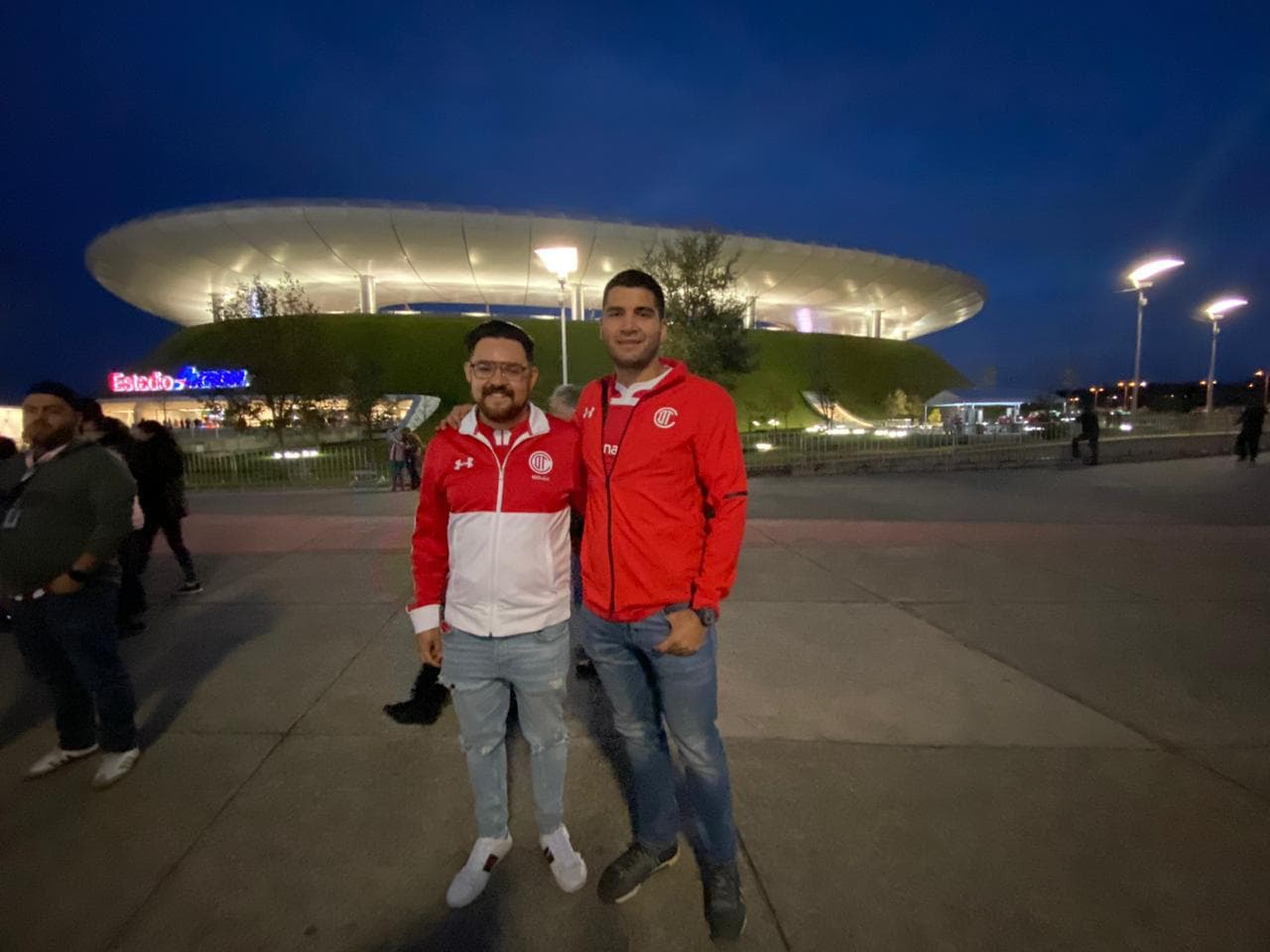 Cae la noche en Guadalajara y el Estadio Akron se alista para albergar el Chivas vs Toluca.