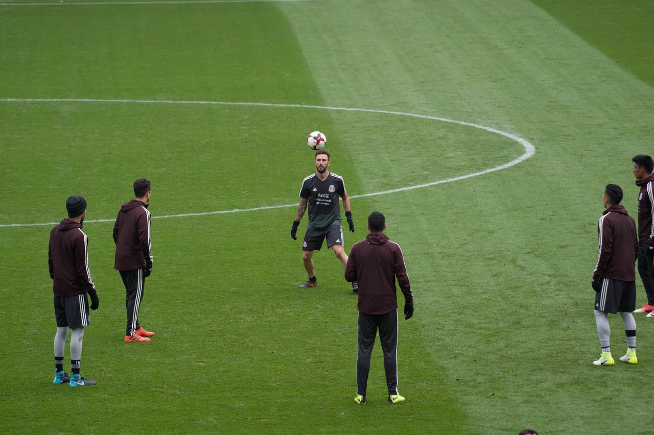 La sesión comenzó con trabajos de dominio de balón en pequeños grupos.