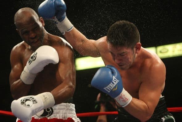 El combate ante el mexicano fue el primero de tres que tiene planeados antes de reconquistar un cetro mundial.