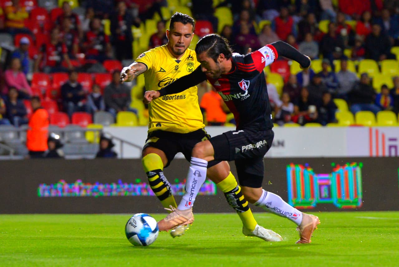 Juan Pablo Vigón (con el balón) aportó en ataque y nuevamente tuvo un rol protagónico para Atlas.