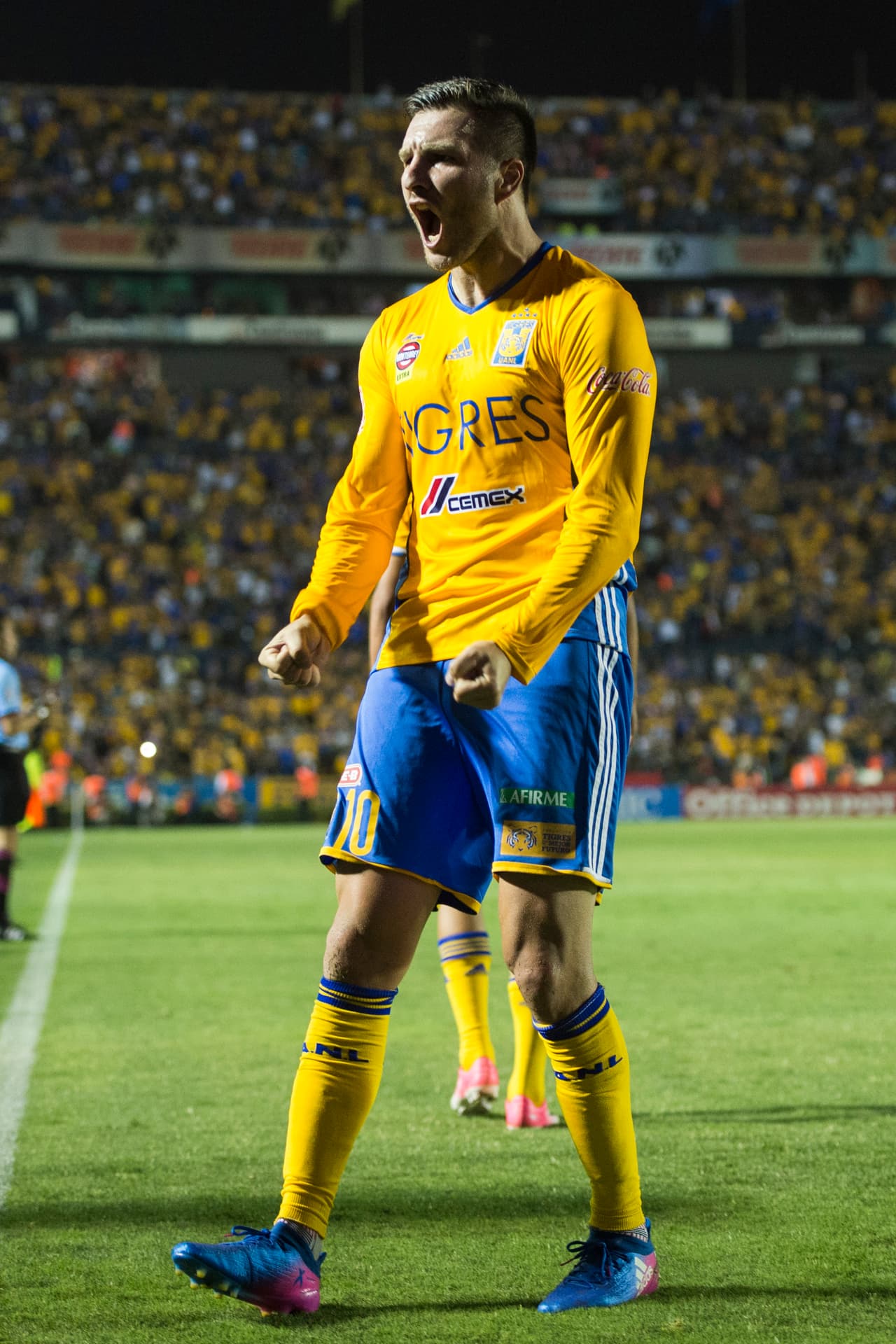 Tigres dio su mejor partido del torneo hasta ahora y venció con claridad a unas Chivas que se les terminó la pólvora el fin de semana.