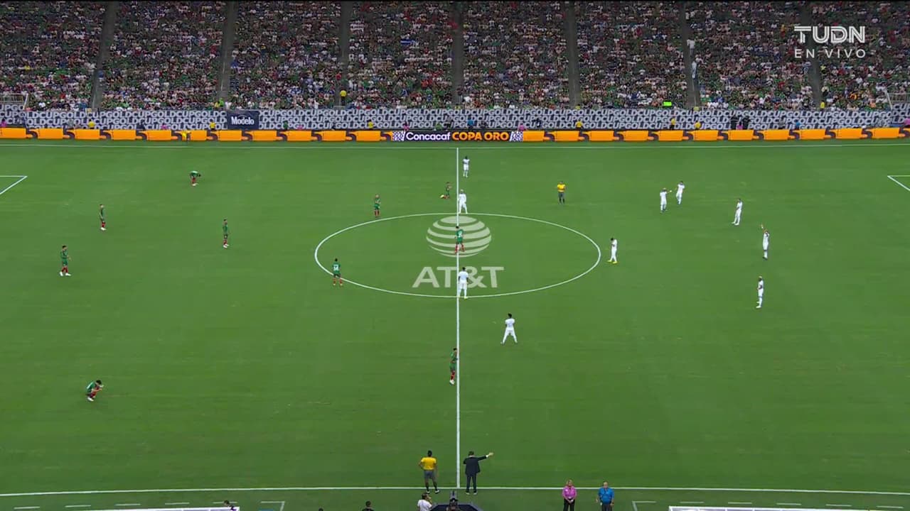 Arranca el partido y la pelota está en juego.