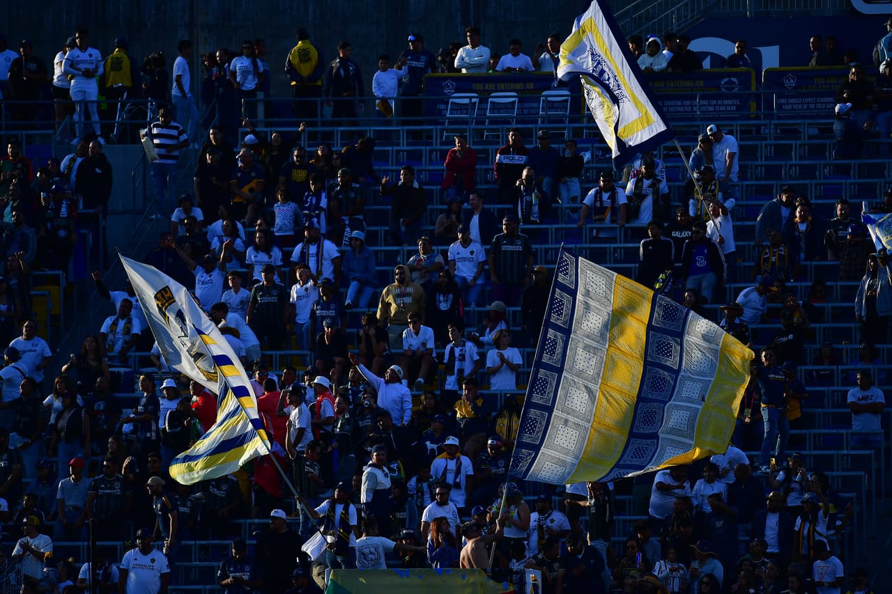 El LA Galaxy cayó por 3-0 en su estadio frente a Houston Dynamo FC, pero en el Dignity Health Sports Park no cabía un alma más el domingo.
<br>