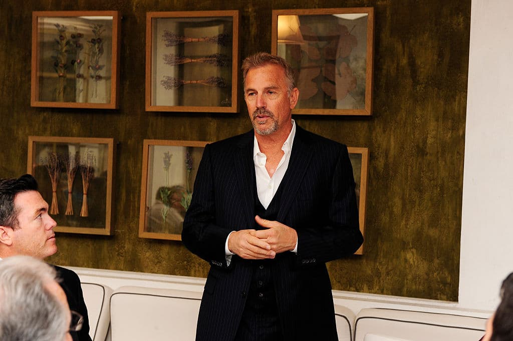 El Ranger Red Garnett y una criminóloga irán sobre la pista de los fugados, al tiempo que el secuestro adquiere para el niño cada vez más el carácter de una aventura.
<br>