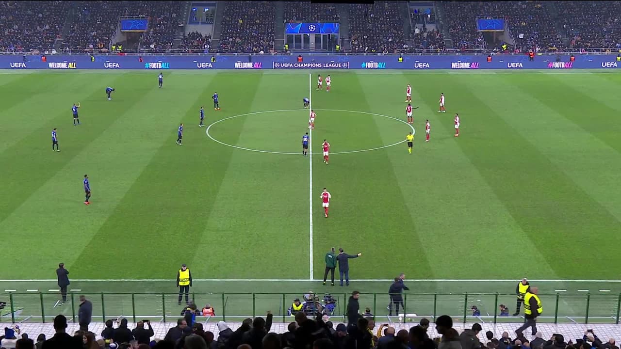 Arranca el partido y la pelota está en juego.