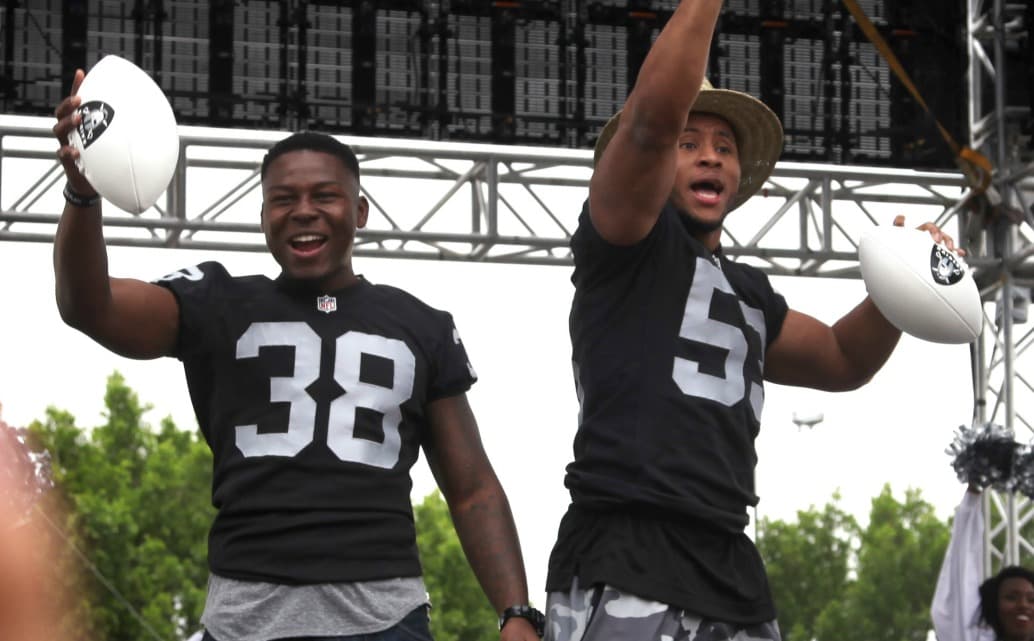 T.J. Carrie (38) y Malcolm Smith (53) en evento en el Estadio Azteca de la Ciudad de México donde se realizó el Draft de los Raiders.
