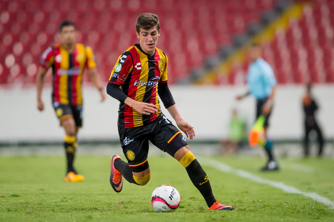 Adrián Villalobos es refuerzo de Chivas para Guard1anes 2020