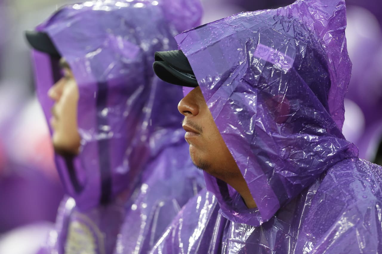 El partido comenzó con un retraso mayor a 30 minutos a causa de una lluvia torrencial.